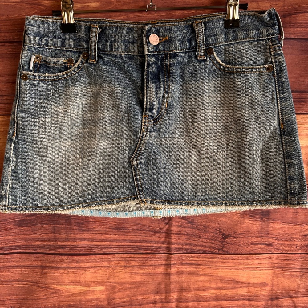 Hollister Womens Denim Mini Skirt Size 3 Medium Wash Raw Hem Y2K Low Rise Cotton